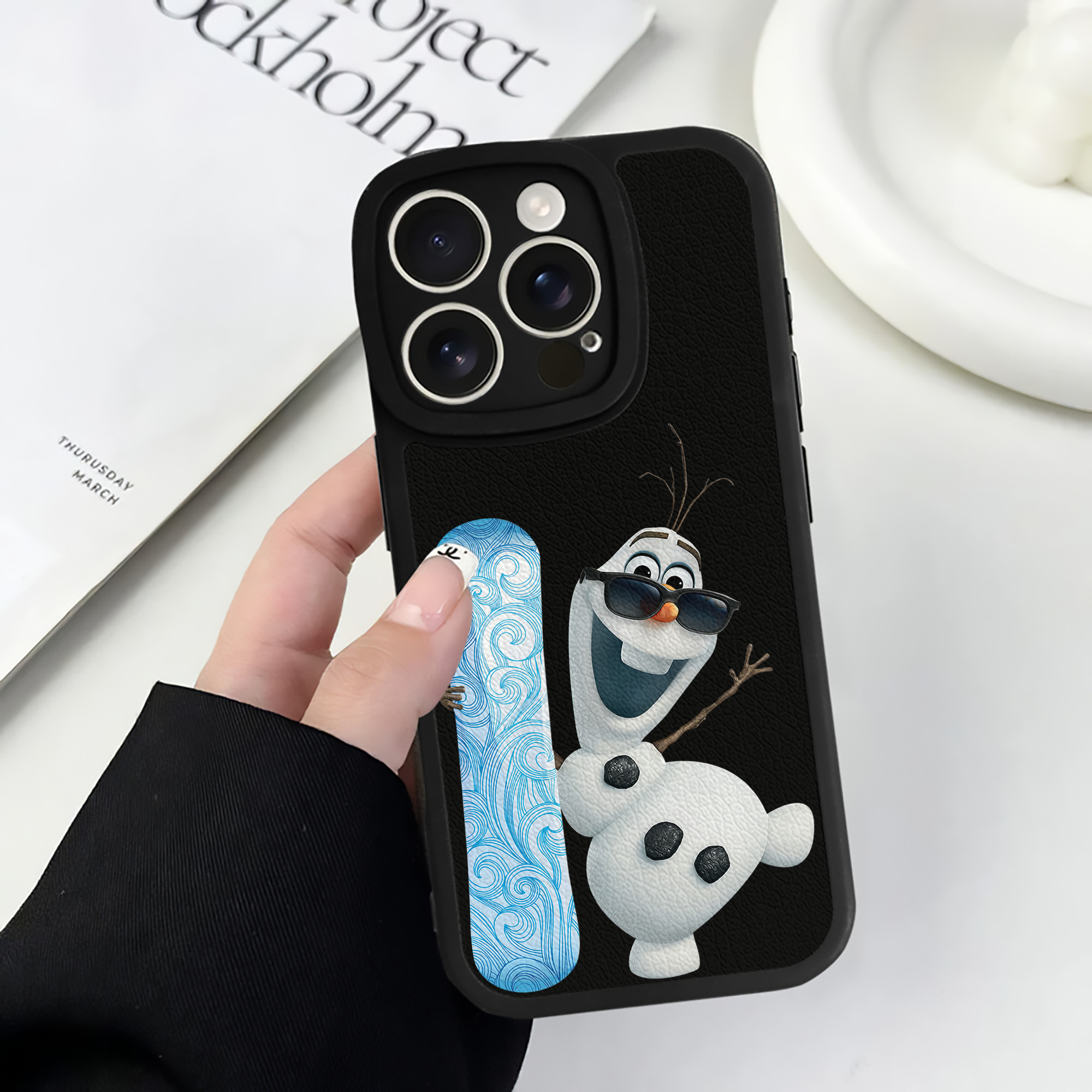 （画像用） アナと雪の女王 アンナ エルサ Frozen Anna Elsa 【iPhone 16シリーズ対応】シリコンスマホケース（レザー調） 材質：シリコン